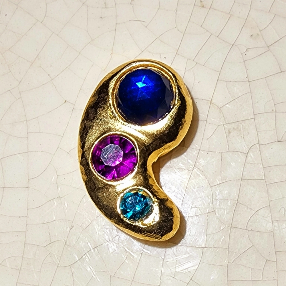 NWOT the limited colorful faceted stones color pallette, comma button cover